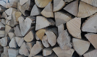 Lieferung von Kamin- und Feuerholz in Scheiten